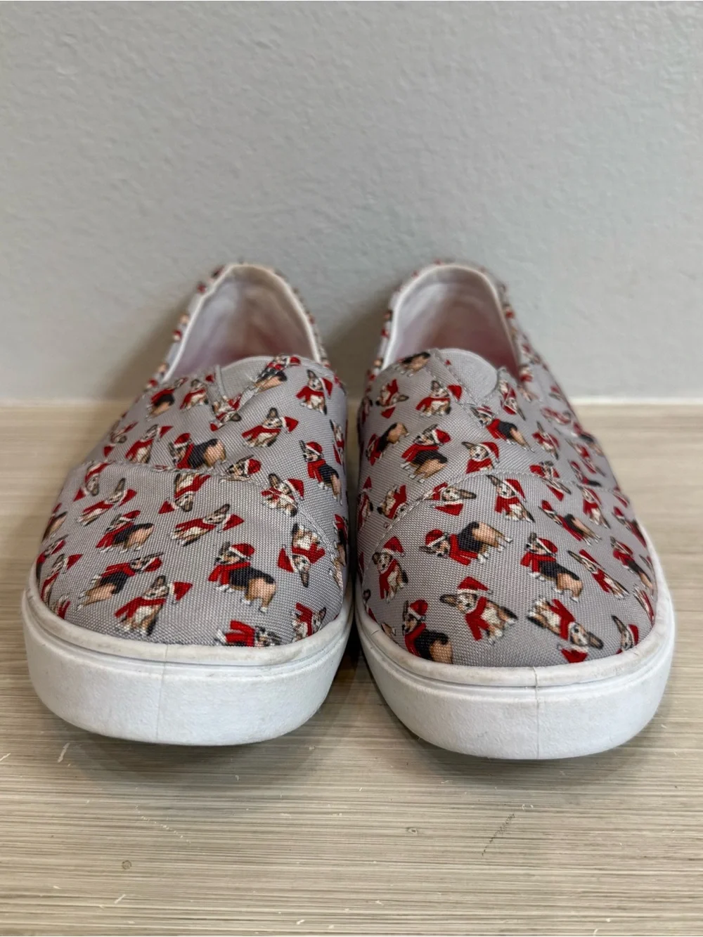 Isaac Mizrahi Corgi Dog Christmas Shoe Women's 8 slip-on sneakers